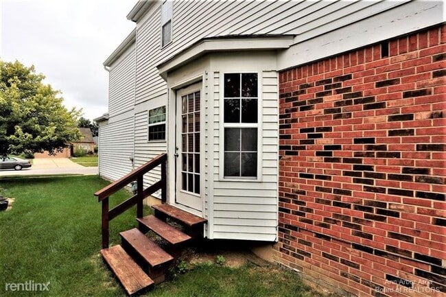 Photo - 3268 Monument