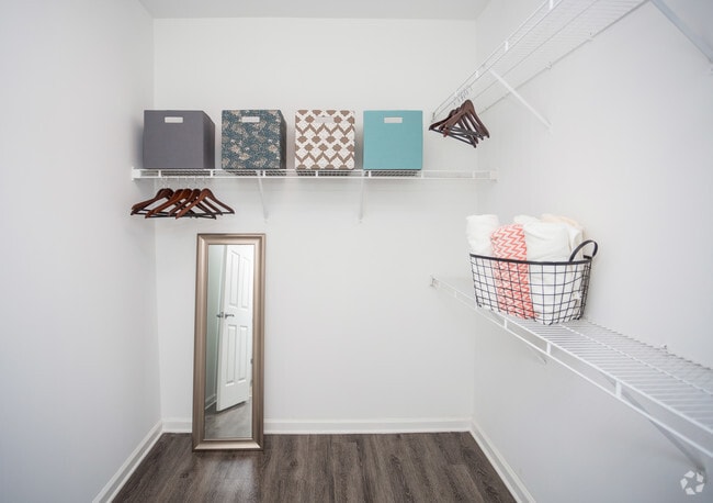 2BR, 2BA - 989 SF
