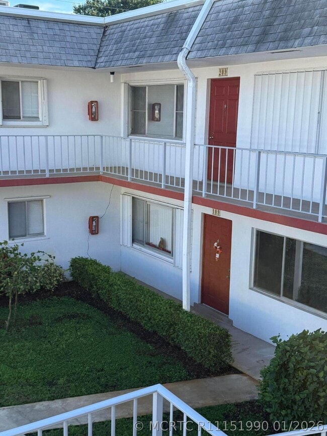 Building Photo - 2960 Lake Osborne Dr Unit 209