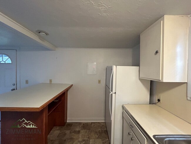 Photo - Newberry Unit 2421 1/2 Kincaid