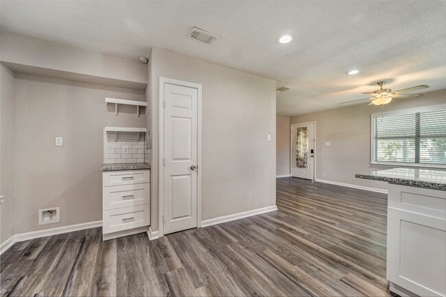 Building Photo - 7506 Bluebonnet St