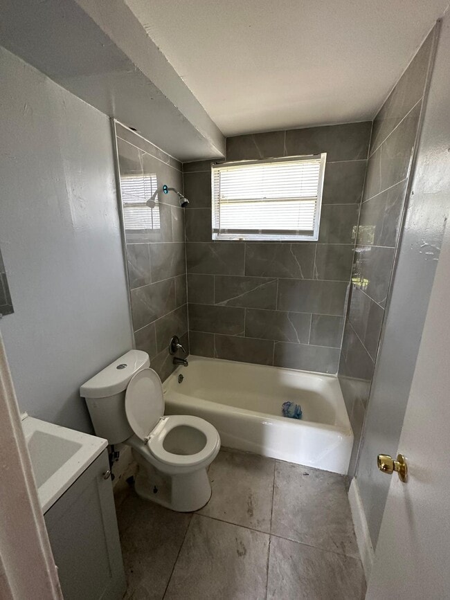 Photo - 1305 W 6th St