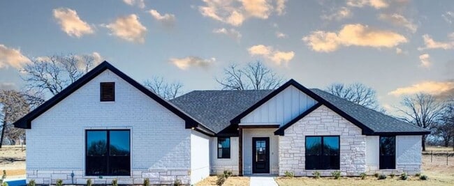 Building Photo - HORSE PROPERTY 4/2/2 + 4 acres in Peaster ...