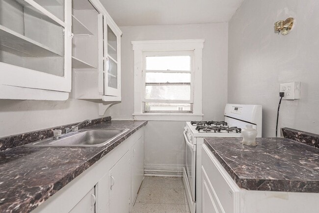 Building Photo - 3555 W 67th St Unit Upstairs