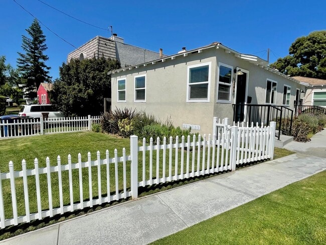 Photo - Large Private Yard, New Flooring & Free Laundry in Renovated 1BD Unidad 834