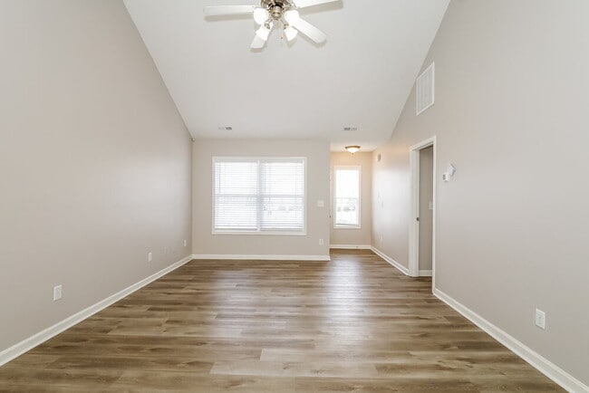 Photo - 449 Guiness Pl