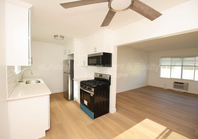 Building Photo - 14115 Gilmore St Unit 02