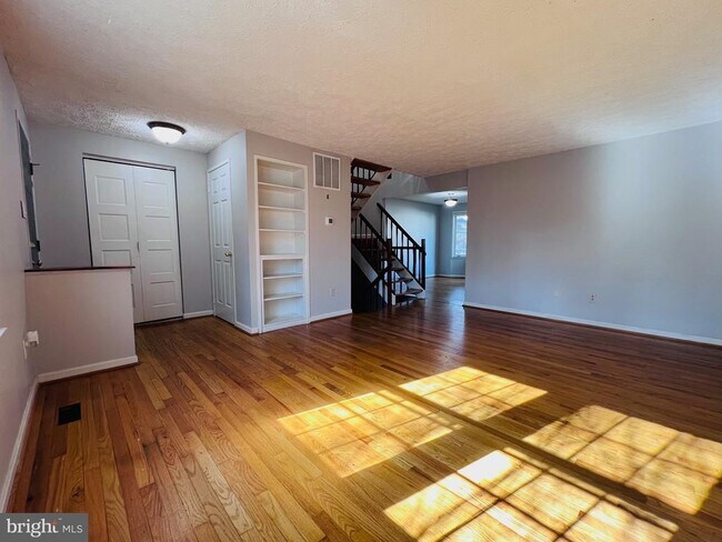 Photo - 305 Gundry Dr