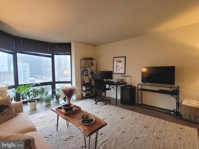 Building Photo - 2020 Walnut St Unit 11A