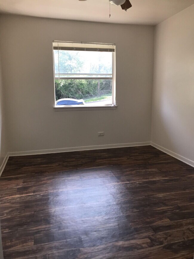 Photo - 1 bed, 1 bath apartment now available! Utilities included! Unit #106