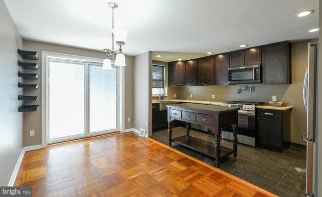 Photo - 3161 S Sydenham St