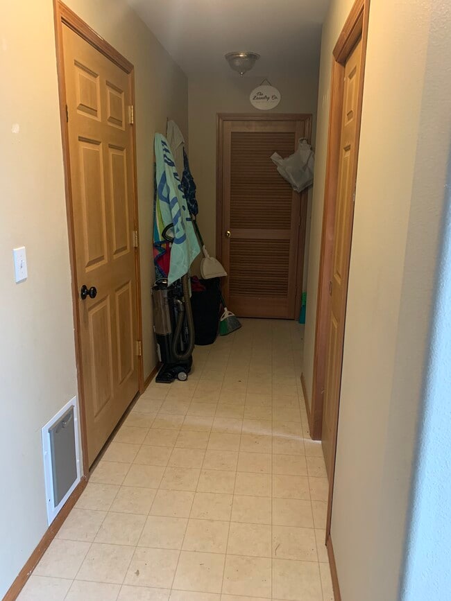 Cuarto de lavandería y puerta al garaje y medio baño - 206 E Illinois St