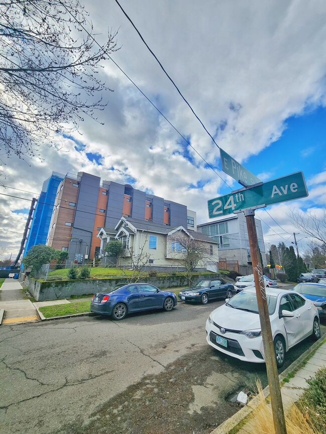 Photo - Beautiful 2 Bed 1.75 Bath Townhome in Central District