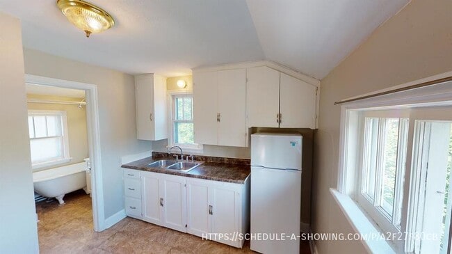 Building Photo - 905 Lee St Unit 2