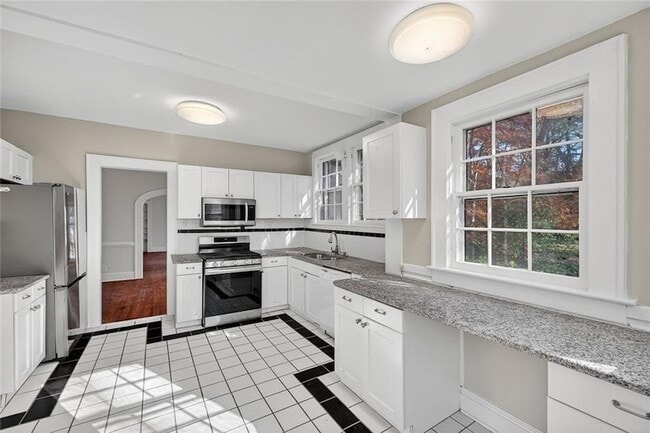 Photo - 444 Burlington Rd NE