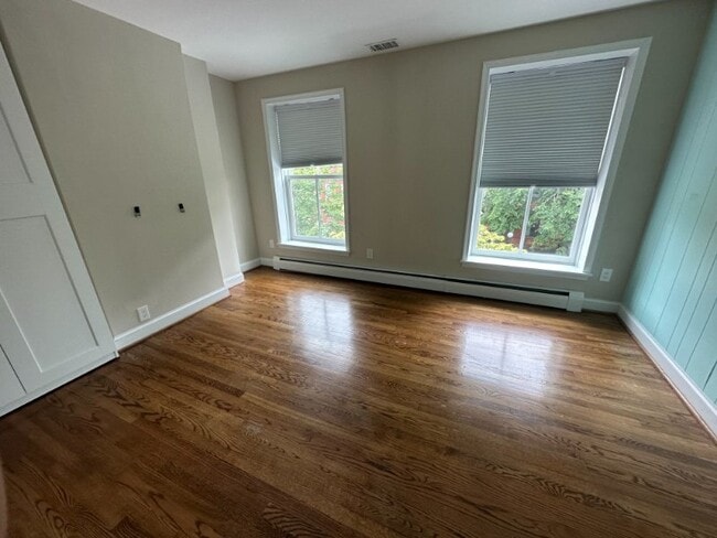 Photo - 330 E St SE