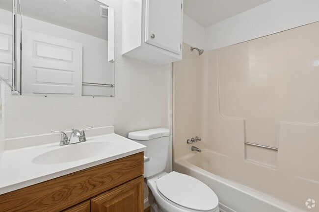 2BR, 2BA - 1140SF - Second Bathroom