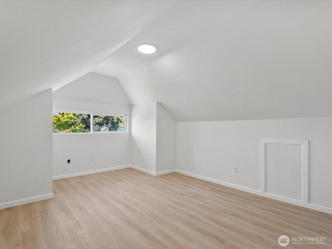 Photo - 505 Burnett Ave S