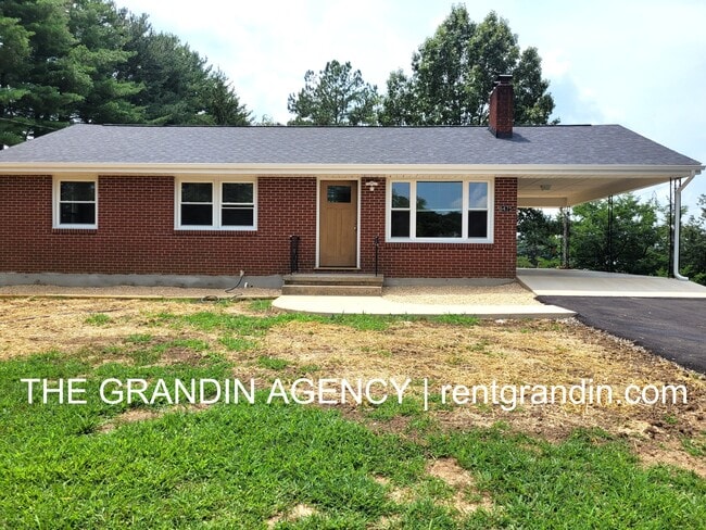 Building Photo - 8475 Cloverdale Rd Rental