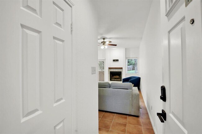 Photo - 9100 Mountain Ridge Dr Unidad 102