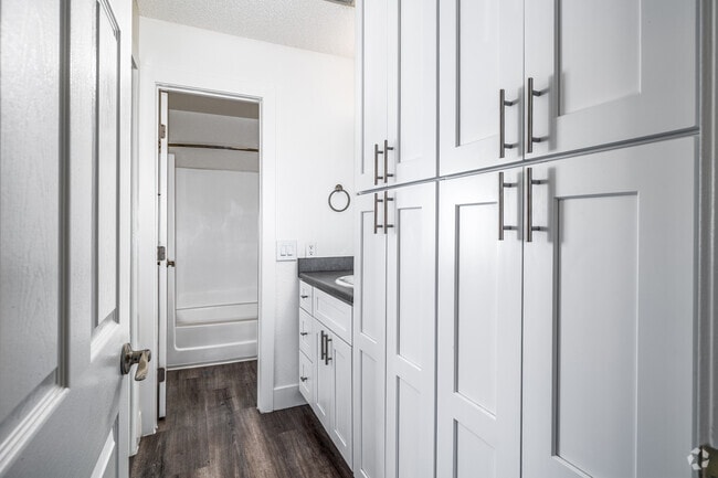1BR, 1BA, Den - 630SF - Bathroom