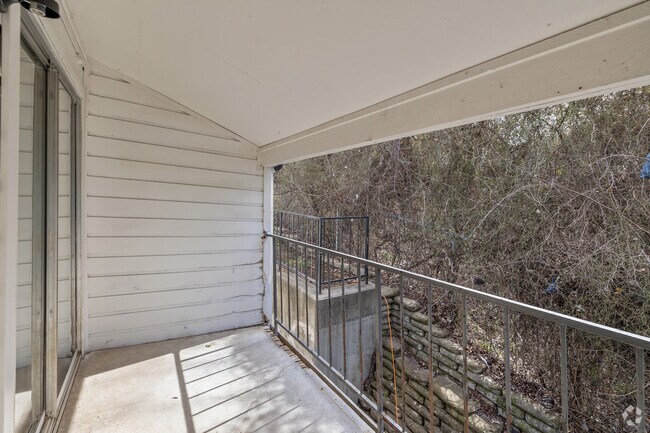 2BR, 2BA - 941SF - Patio