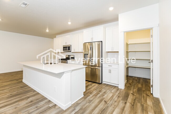 Photo - 308 Ravello St