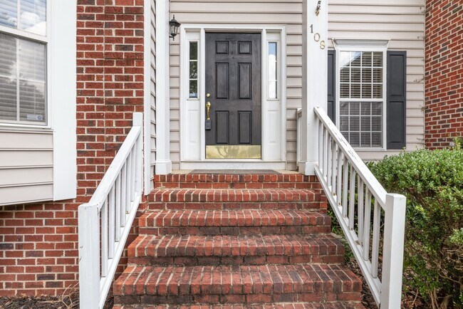 Photo - 108 Castlebury Creek Ct