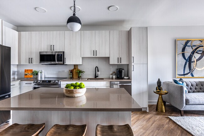 1BR, 1BA - 661 SF