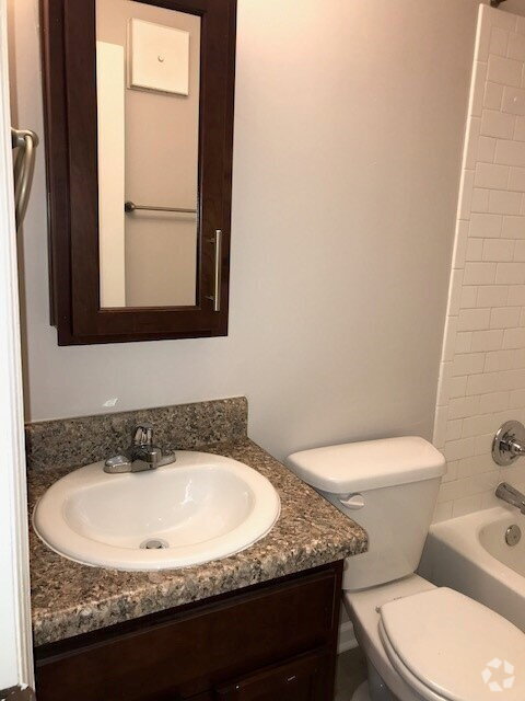 Building Photo - Cozy 2 bedroom located in the 12th Ave. So... Unit 101 Rental