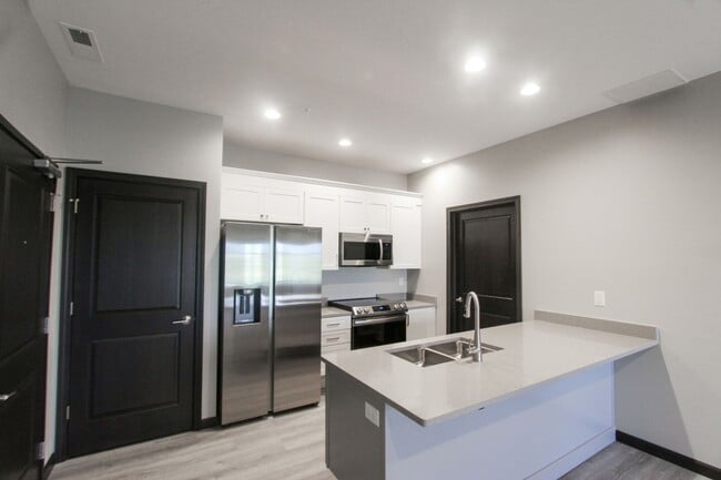 Building Photo - New! Beautiful 1 Bed, 1 Bath Apartment in ... Unit 2010-107