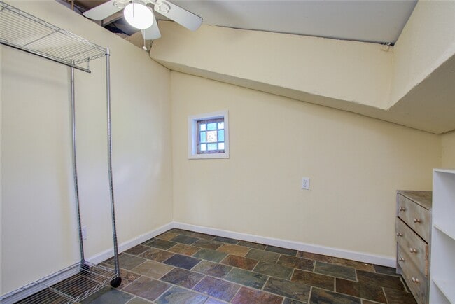 Building Photo - 5313 Palmetto St Unit B