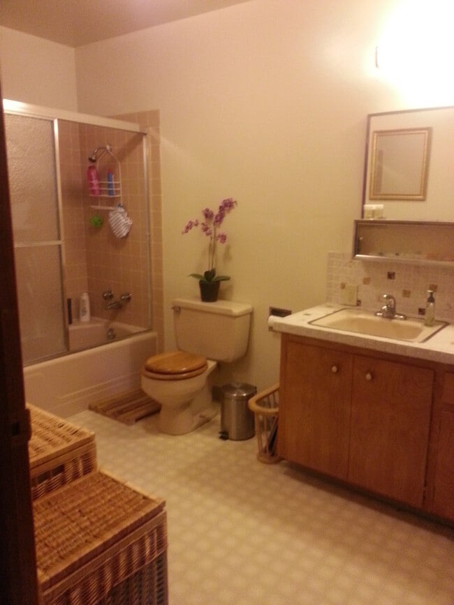 Photo - 3 Bd/2 Ba Spacious home on Sunnyside Hill!