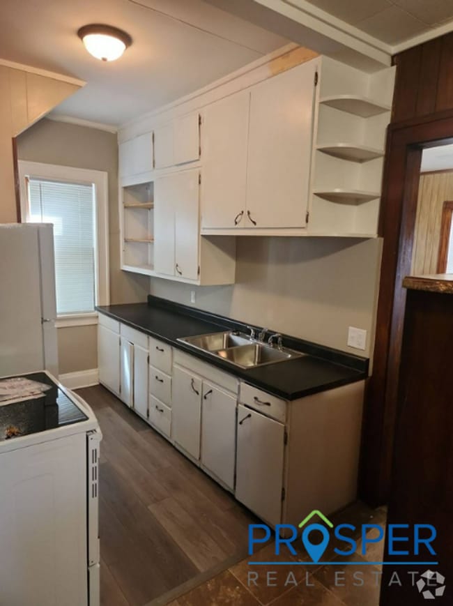 Building Photo - Spacious 4 Bedrooms! Rental