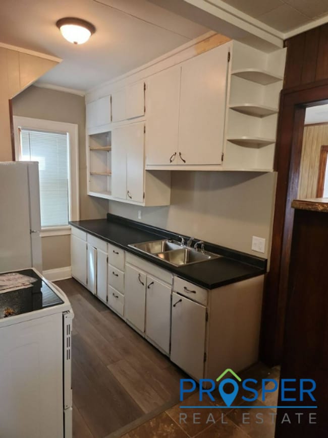 Building Photo - Spacious 4 Bedrooms! Rental