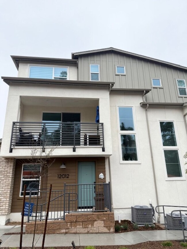 Beautiful New Tri-Level Townhome - Beautiful New Tri-Level Townhome