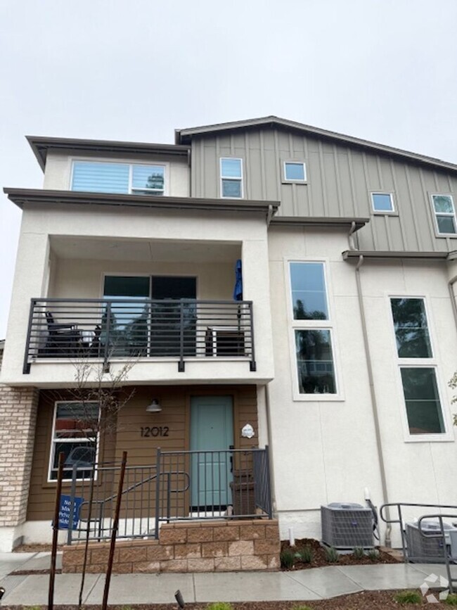 Building Photo - Beautiful New Tri-Level Townhome