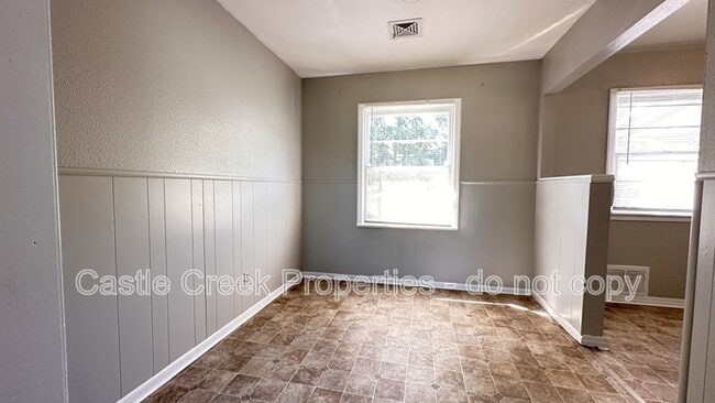 1104 Hickory Ln