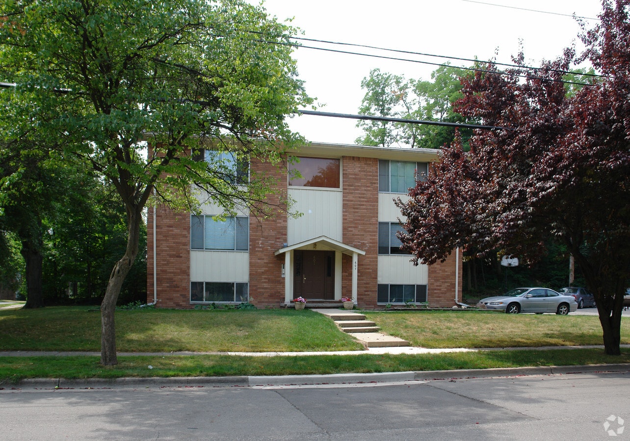 Photo - 607 Oak St Apartments