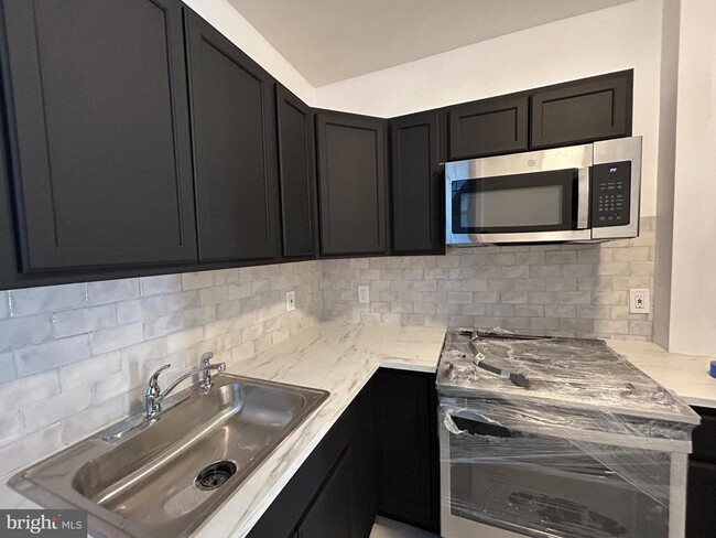 Building Photo - 2823 W Girard Ave Unit 2F