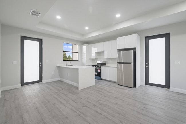 Photo - 757 Joponica Ave S