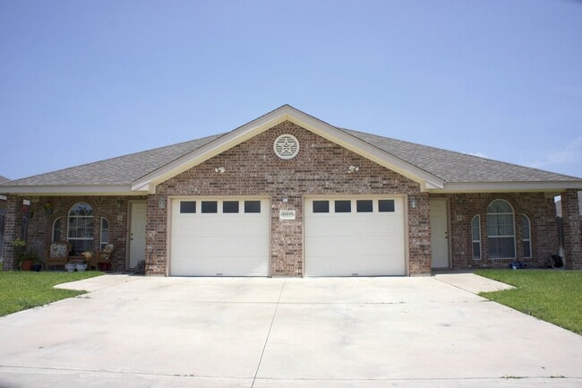 Spacious 3-Bedroom Duplex Near Clear Creek... - Spacious 3-Bedroom Duplex Near Clear Creek... Townhome