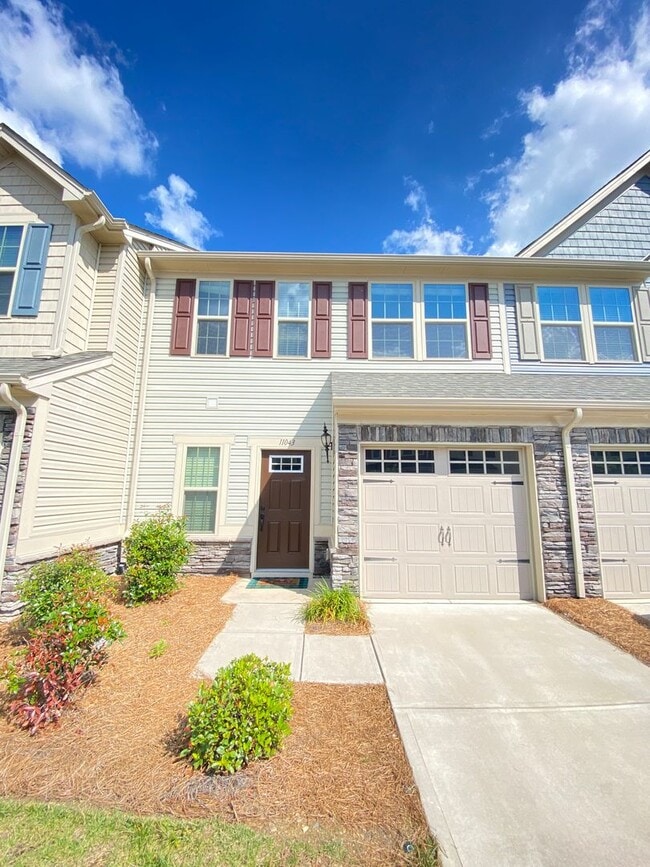 Building Photo - 3bed/2.5ba townhome Ideally Located betwee...