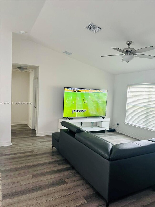 Photo - 2524 NE 5th Ave