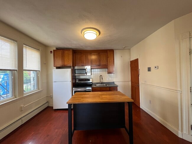 Building Photo - 4 Bedford St Unit 3B