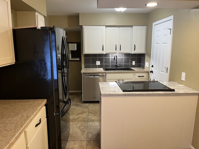 Photo - 800 N Main St