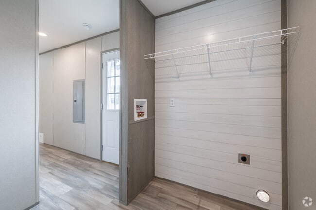 2BR, 2BA - 896SF - Clayton Blazer - Laundry