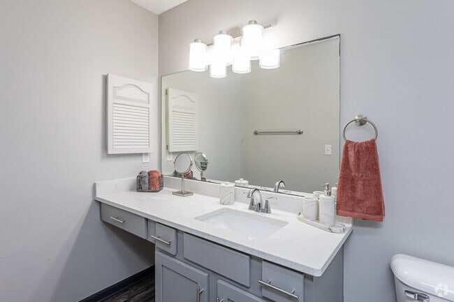 2BR, 2BA - 1,040 SF