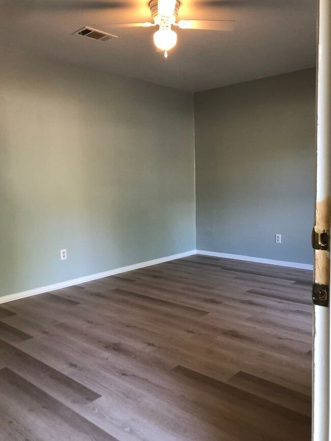 Photo - Very nice 3 bedroom/1 bath house with Central Air & Heat