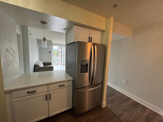 Cocina con paso a salón. - 800 4th St SW Unidad S409